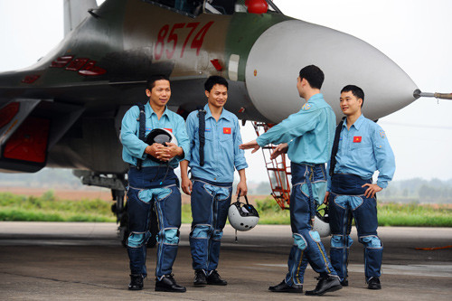 Các phi công ăn mừng sau buổi bay an toàn, thành công