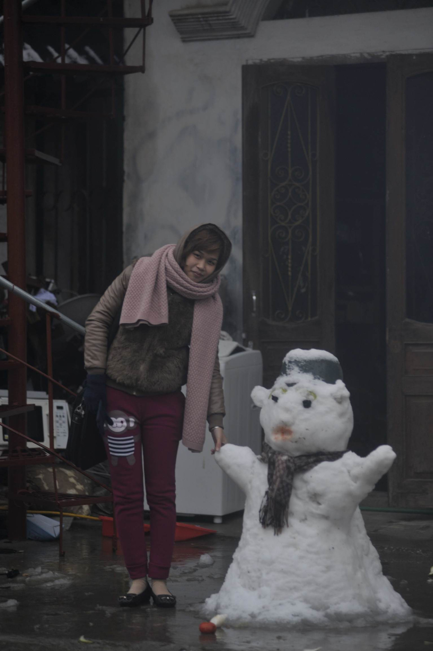 Trắng xoá cây cối và nóc nhà