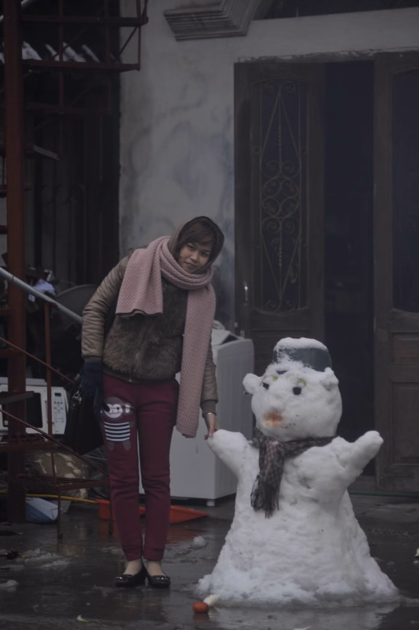 Trắng xoá cây cối và nóc nhà