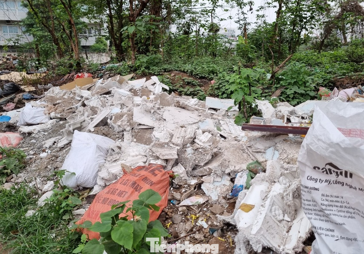 Rác thải xây dựng tràn lan.