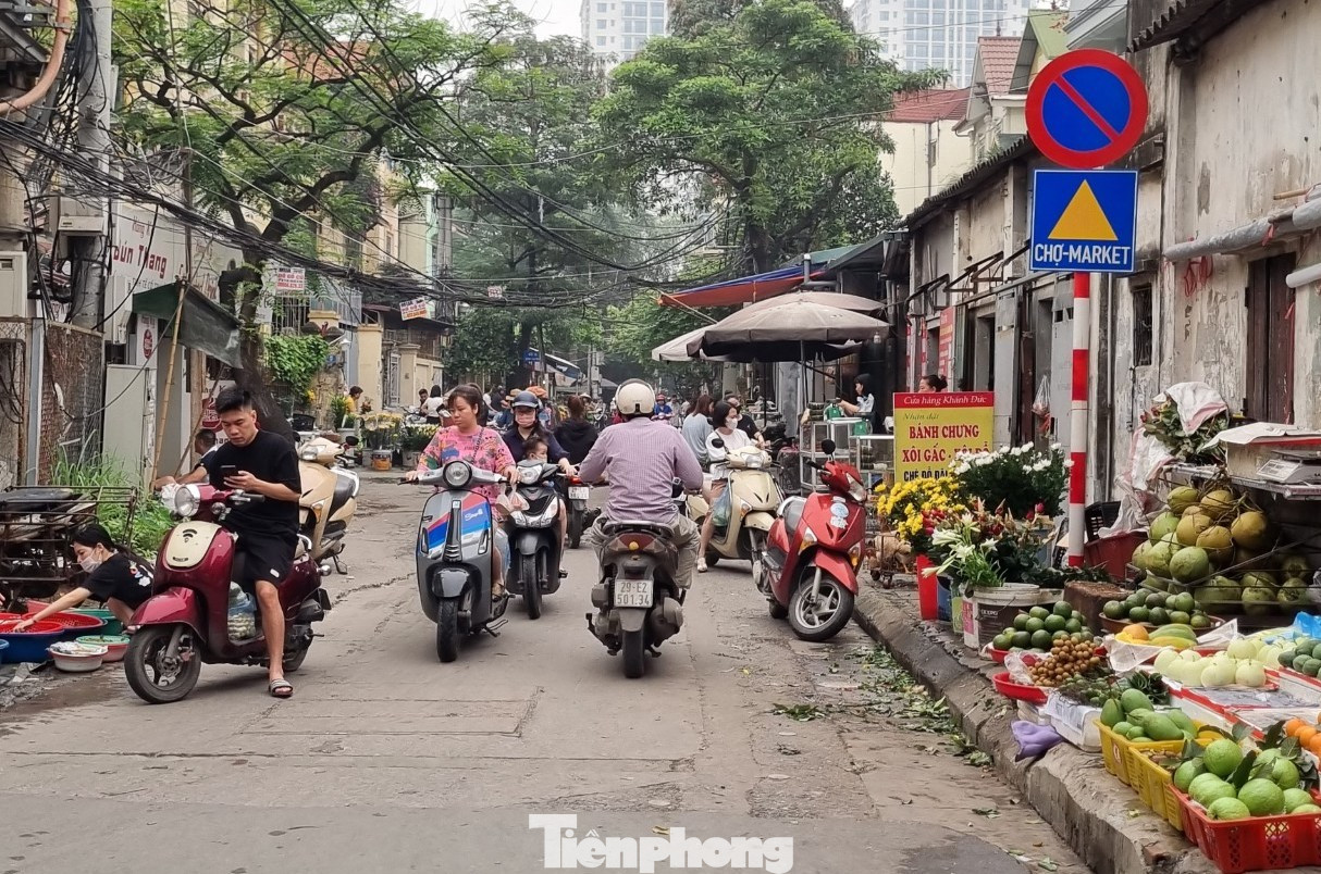 Chợ tạm tại ngõ 135, phố Bồ Đề.