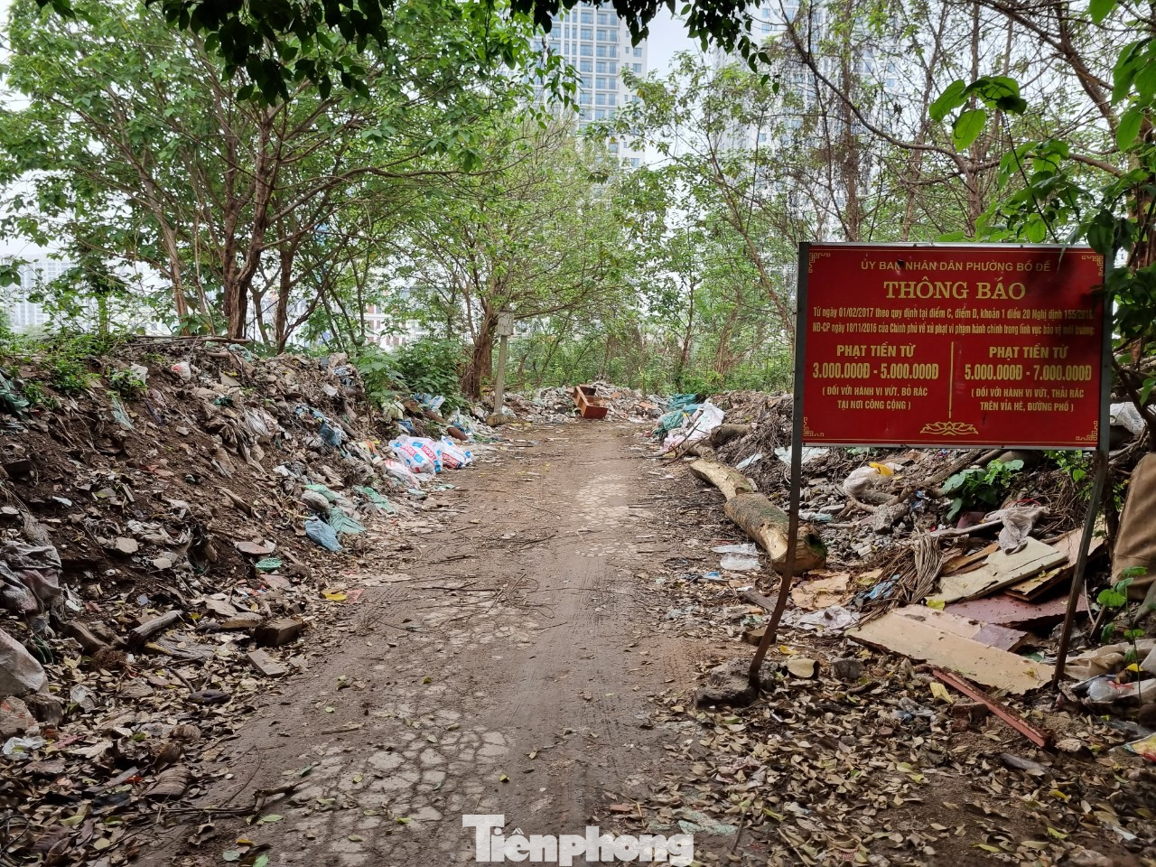 Dù có biển cấm, nhưng bãi rác cuối chợ tạm vẫn cao dần, ảnh hưởng đến môi trường sống của người dân.