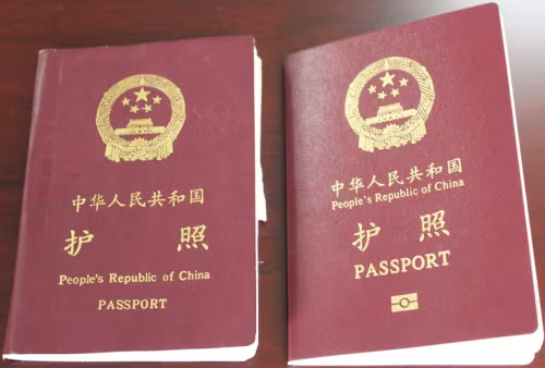 Cuốn hộ chiếu điện tử mới của Trung Quốc (bên phải)