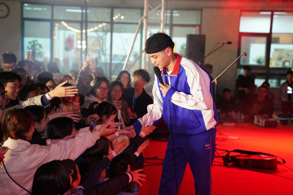 Ca sĩ Kiên Trịnh.