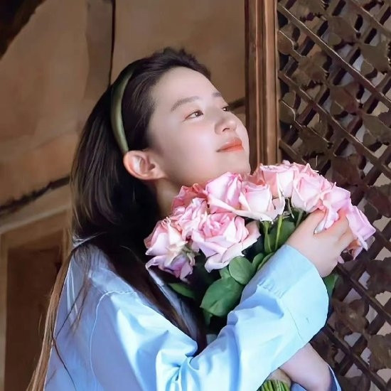 Cách đây không lâu, những bức ảnh Lưu Diệc Phi cầm hoa nằm trong cảnh quay của bộ phim Đi đến nơi có gió cũng trở nên phổ biến trên mạng xã hội, nhiều người đã thay ảnh đại diện cho chính mình, làm dấy lên 'làn sóng' chụp ảnh cùng phong cách này.