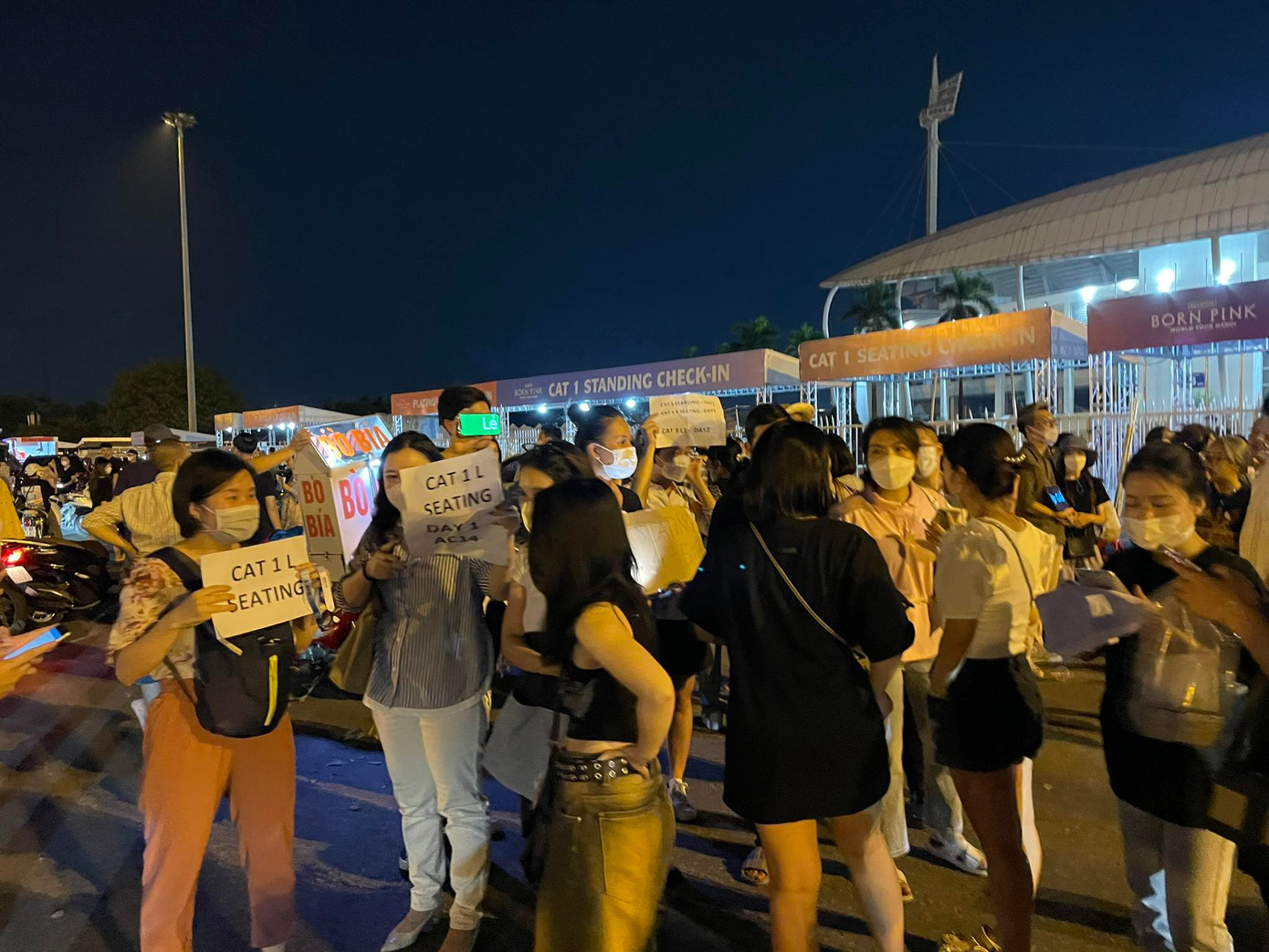 ... Trong khi đội ngũ &apos;pass&apos; vé đứng cổng đông nghịt nhưng không có khách mua, nhất là sau khi có thông tin mới nhất về việc VCPMC đề nghị thu hồi giấy phép biểu diễn của BLACK PINK tại Việt Nam vì vi phạm bản quyền.