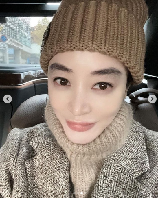 Ngay trong cuộc sống hằng ngày, Kim Hye Soo cũng thu hút sự chú ý với vẻ quyến rũ dễ thương cùng nụ cười nhẹ, một vẻ đẹp khó tin ở tuổi 53. Sau giải thưởng Điện ảnh Rồng Xanh lần thứ 44 năm nay, nữ diễn viên sẽ rời khỏi vị trí chủ trì Giải thưởng Điện ảnh Rồng Xanh, giải thưởng mà Kim Hye Soo đã giữ suốt 30 năm. Ngay trong cuộc sống hằng ngày, Kim Hye Soo cũng thu hút sự chú ý với vẻ quyến rũ dễ thương cùng nụ cười nhẹ, một vẻ đẹp khó tin ở tuổi 53. Sau giải thưởng Điện ảnh Rồng Xanh lần thứ 44 năm nay, nữ diễn viên sẽ rời khỏi vị trí chủ trì Giải thưởng Điện ảnh Rồng Xanh, giải thưởng mà Kim Hye Soo đã giữ suốt 30 năm.