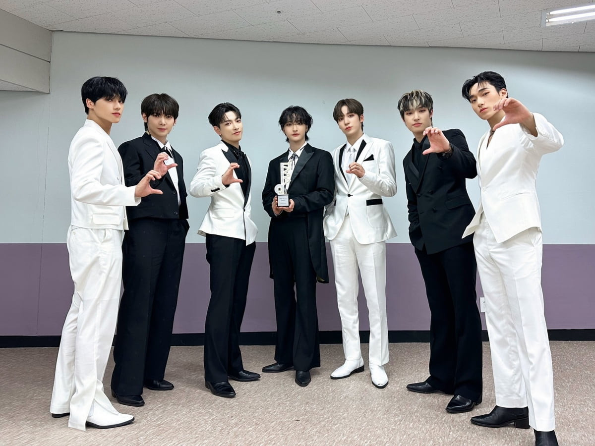 ATEEZ, nhóm nhạc của Jongho đã phát hành mini album thứ chín THE WORLD EP.2: OUTLAW vào tháng Sáu, ghi nhận doanh số ban đầu khoảng 1,52 triệu bản và cũng đạt vị trí số 1 trên Billboard 200 của Mỹ, giữ vững vị thế xu hướng toàn cầu khi trụ trên bảng xếp hạng này trong 5 tuần liên tiếp. Ngoài ra, ca khúc chủ đề BOUNCY (K-HOT CHILLI PEPPERS) đã nhận được rất nhiều sự chú ý từ người hâm mộ K-pop khi thể hiện &quot;hương vị cay độc đáo&quot;, đồng thời MV cũng đạt 100 triệu lượt xem trong khoảng 3 tháng sau khi phát hành.