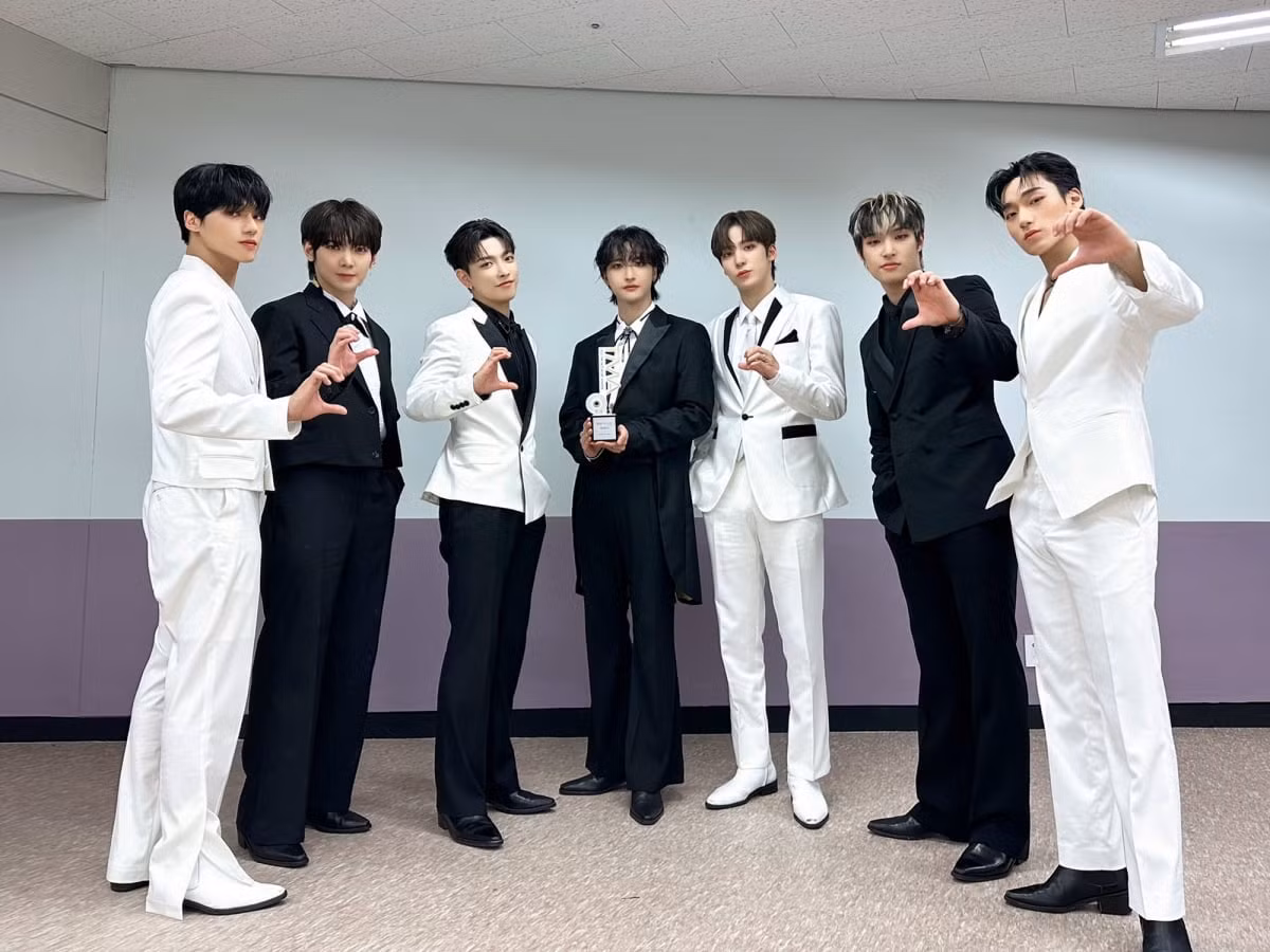 ATEEZ, nhóm nhạc của Jongho đã phát hành mini album thứ chín THE WORLD EP.2: OUTLAW vào tháng Sáu, ghi nhận doanh số ban đầu khoảng 1,52 triệu bản và cũng đạt vị trí số 1 trên Billboard 200 của Mỹ, giữ vững vị thế xu hướng toàn cầu khi trụ trên bảng xếp hạng này trong 5 tuần liên tiếp. Ngoài ra, ca khúc chủ đề BOUNCY (K-HOT CHILLI PEPPERS) đã nhận được rất nhiều sự chú ý từ người hâm mộ K-pop khi thể hiện "hương vị cay độc đáo", đồng thời MV cũng đạt 100 triệu lượt xem trong khoảng 3 tháng sau khi phát hành. ATEEZ, nhóm nhạc của Jongho đã phát hành mini album thứ chín THE WORLD EP.2: OUTLAW vào tháng Sáu, ghi nhận doanh số ban đầu khoảng 1,52 triệu bản và cũng đạt vị trí số 1 trên Billboard 200 của Mỹ, giữ vững vị thế xu hướng toàn cầu khi trụ trên bảng xếp hạng này trong 5 tuần liên tiếp. Ngoài ra, ca khúc chủ đề BOUNCY (K-HOT CHILLI PEPPERS) đã nhận được rất nhiều sự chú ý từ người hâm mộ K-pop khi thể hiện "hương vị cay độc đáo", đồng thời MV cũng đạt 100 triệu lượt xem trong khoảng 3 tháng sau khi phát hành.