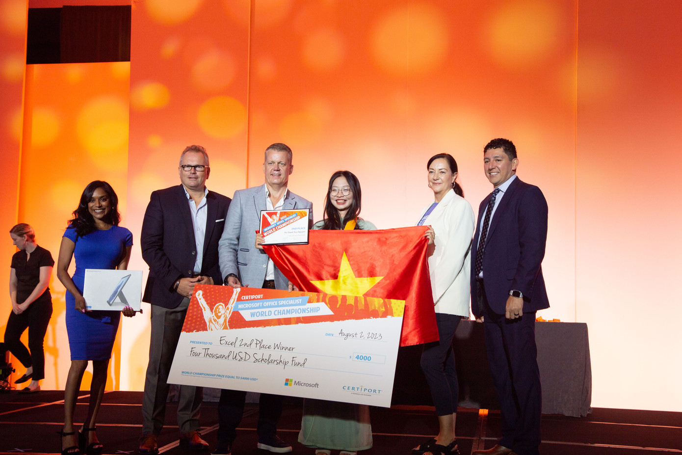 Nguyễn Thị Thanh Trúc – trường ĐH Hàng hải Việt Nam - Huy chương Bạc Thế giới MOS Excel 2016.