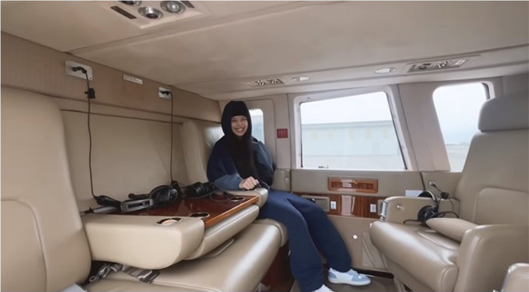Jennie trên chiếc trực thăng siêu sang với phí sử dụng 28 triệu won/giờ (tương đương hơn 500 triệu đồng/giờ)