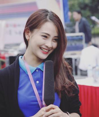 MC Mù Tạt Huyền Trang: "Trang dự đoán là Vợ nhặt của Kim Lân, 70% Vợ nhặt và 30% Người lái đò Sông Đà. Tuy nhiên, Trang tin là dù mai đề thi Ngữ văn ra bài nào thì các sĩ tử 2005 cũng làm bài tốt, bù đắp cho quãng thời gian ôn luyện chăm chỉ của các bạn suốt thời gian qua. Bình tĩnh, tự tin và chiến thắng!". MC Mù Tạt Huyền Trang: "Trang dự đoán là Vợ nhặt của Kim Lân, 70% Vợ nhặt và 30% Người lái đò Sông Đà. Tuy nhiên, Trang tin là dù mai đề thi Ngữ văn ra bài nào thì các sĩ tử 2005 cũng làm bài tốt, bù đắp cho quãng thời gian ôn luyện chăm chỉ của các bạn suốt thời gian qua. Bình tĩnh, tự tin và chiến thắng!".