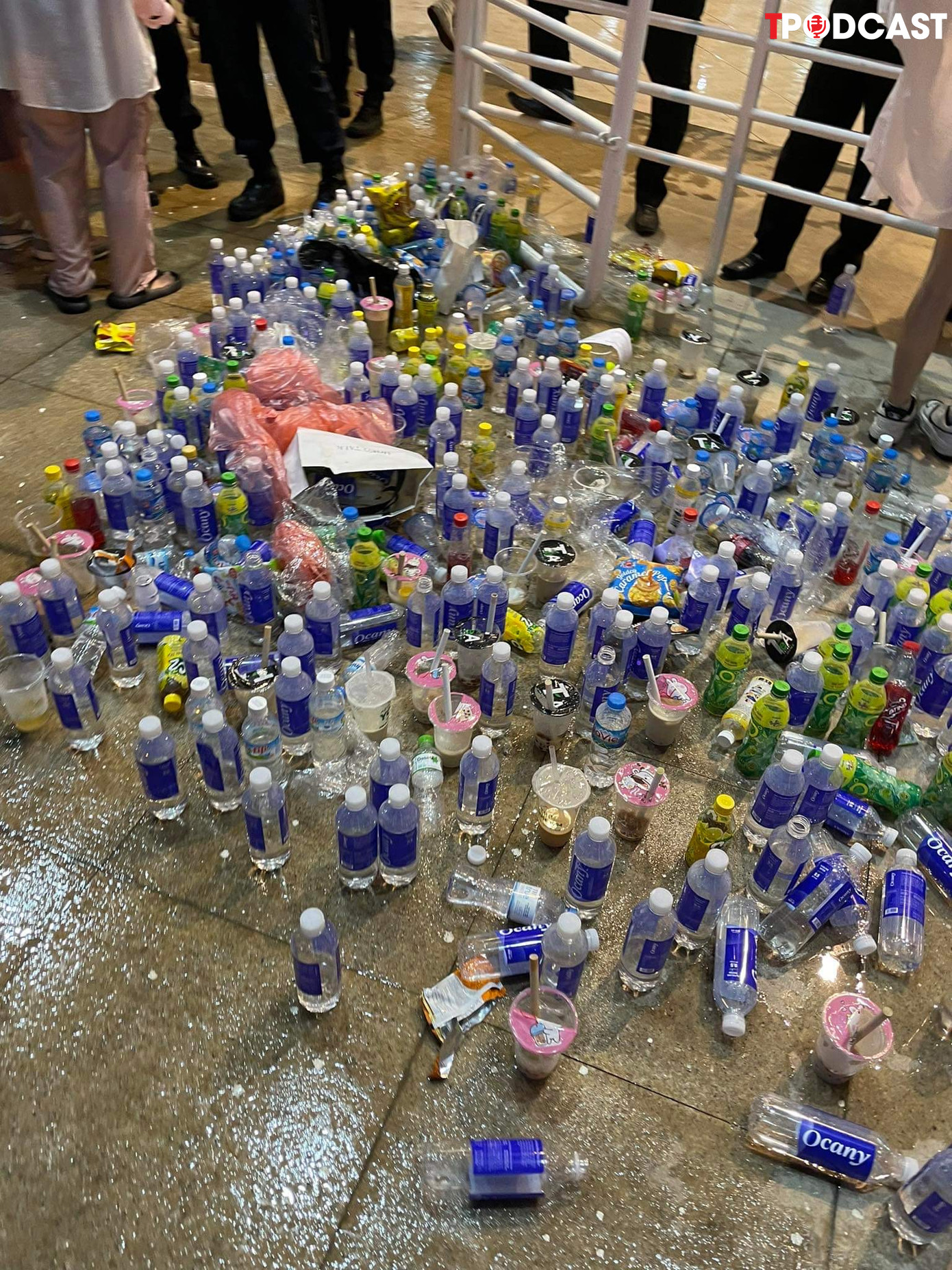 Kiểm soát rất chặt, qua 4 lần cửa an ninh, tất cả chai lọ đều bị bỏ lại bên ngoài.