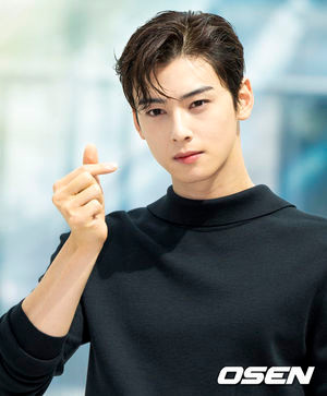 Cha Eun Woo sở hữu visual được mọi người tán dương &quot;đẹp như tạc tượng&apos;, chính vì vậy, nam Idol này là một trong những gương mặt trẻ nhất thuộc giới &apos;ông hoàng, bà hoàng quảng cáo&apos;.