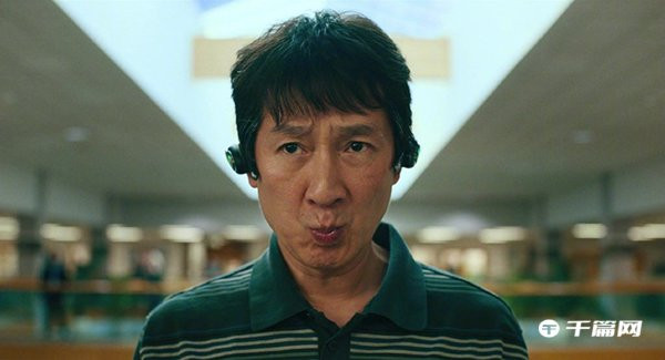 Everything Everywhere All At Once là một bộ phim khoa học viễn tưởng được đạo diễn bởi Daniel Kwan và Daniel Scheinert, hay còn được gọi là Daniels. Giống như tên gọi của nó, bộ phim bao gồm tất cả những gì bạn có thể tưởng tượng, hoặc chưa từng tưởng tượng. Bộ phim xoay quanh nhân vật chính Evelyn Wang (Dương Tử Quỳnh) liên tiếp “nhảy” qua các vũ trụ khác nhau trong nỗ lực cứu thế giới, và cứu gia đình của mình. Everything Everywhere All At Once là một bộ phim khoa học viễn tưởng được đạo diễn bởi Daniel Kwan và Daniel Scheinert, hay còn được gọi là Daniels. Giống như tên gọi của nó, bộ phim bao gồm tất cả những gì bạn có thể tưởng tượng, hoặc chưa từng tưởng tượng. Bộ phim xoay quanh nhân vật chính Evelyn Wang (Dương Tử Quỳnh) liên tiếp “nhảy” qua các vũ trụ khác nhau trong nỗ lực cứu thế giới, và cứu gia đình của mình.