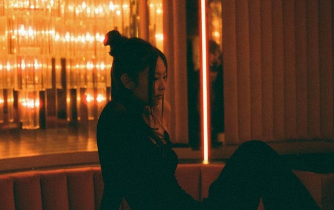 Cả thế giới đang đổ dồn vào bước đi trong tương lai của Jennie BLACKPINK. (Ảnh: Instagram chính thức của The Idol). Bởi, mỗi tập mới của The Idol ra mắt đều vướng vào tranh cãi về tính giật gân, &apos;độc hại&apos;. Tuy nhiên, đây là một bộ phim dành cho lứa tuổi 19 nên có ý kiến cho rằng, việc lộ liễu hay thể hiện tình dục không phải là vấn đề, nhưng phần lớn cho rằng, họ không biết tại sao nữ thần tượng lại chọn bộ phim này cho bước khởi đầu diễn xuất?