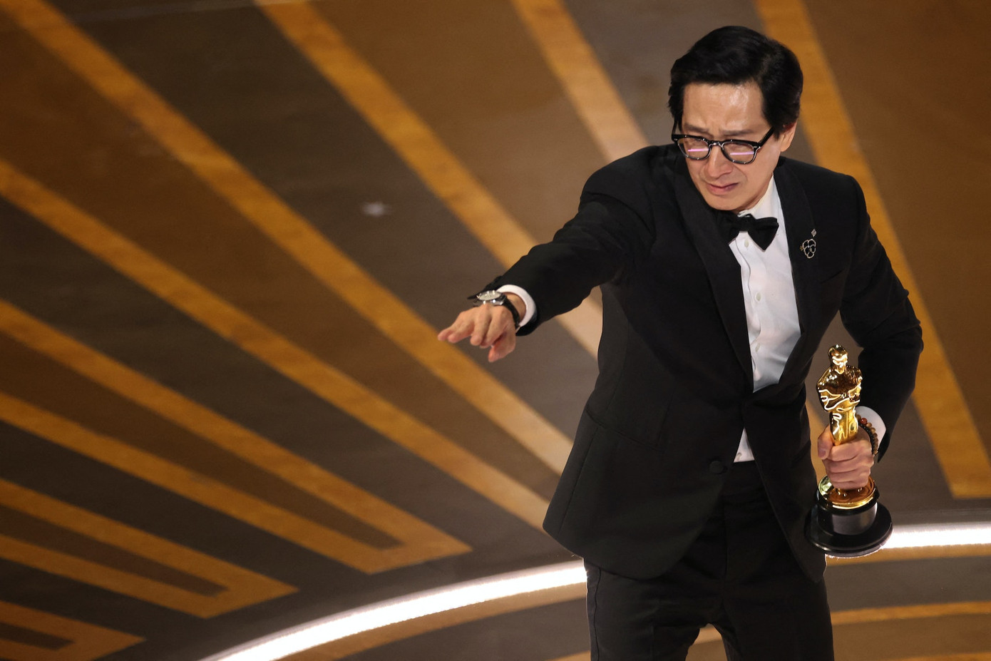 "Tôi đã từng ở trong trại tị nạn một năm... Tôi đã kết thúc ở đây, trên sân khấu lớn nhất ở Hollywood. Ước mơ là thứ bạn phải tin tưởng, và tôi đã có lúc gần như từ bỏ giấc mơ của mình. Tôi muốn nói với tất cả các bạn, hãy giữ lấy ước mơ của mình!". "Tôi đã từng ở trong trại tị nạn một năm... Tôi đã kết thúc ở đây, trên sân khấu lớn nhất ở Hollywood. Ước mơ là thứ bạn phải tin tưởng, và tôi đã có lúc gần như từ bỏ giấc mơ của mình. Tôi muốn nói với tất cả các bạn, hãy giữ lấy ước mơ của mình!".