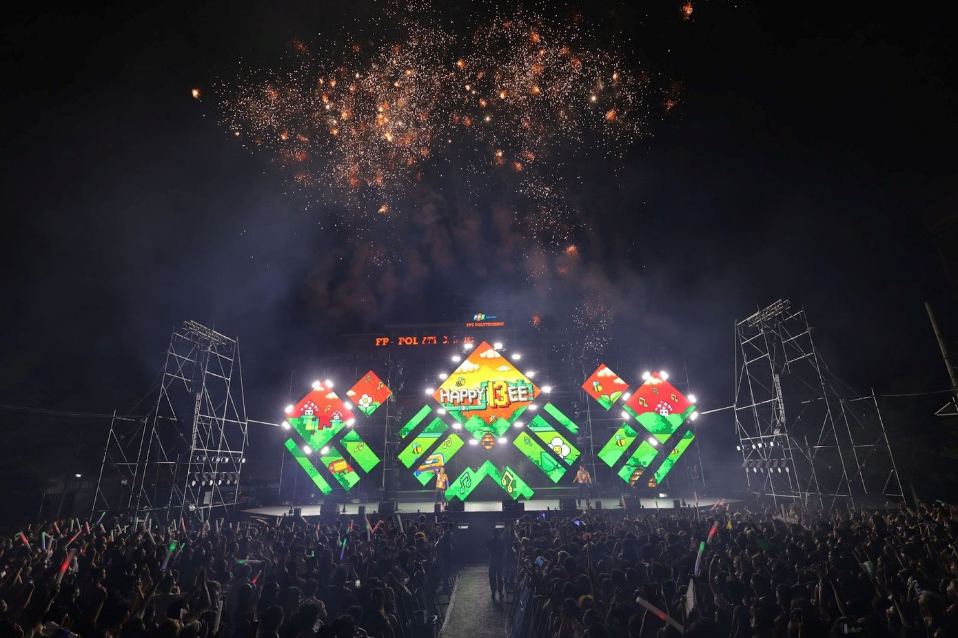 Happy Bee 13 mở màn cùng hơn 12.000 khán giả Cần Thơ. Happy Bee 13 mở màn cùng hơn 12.000 khán giả Cần Thơ.