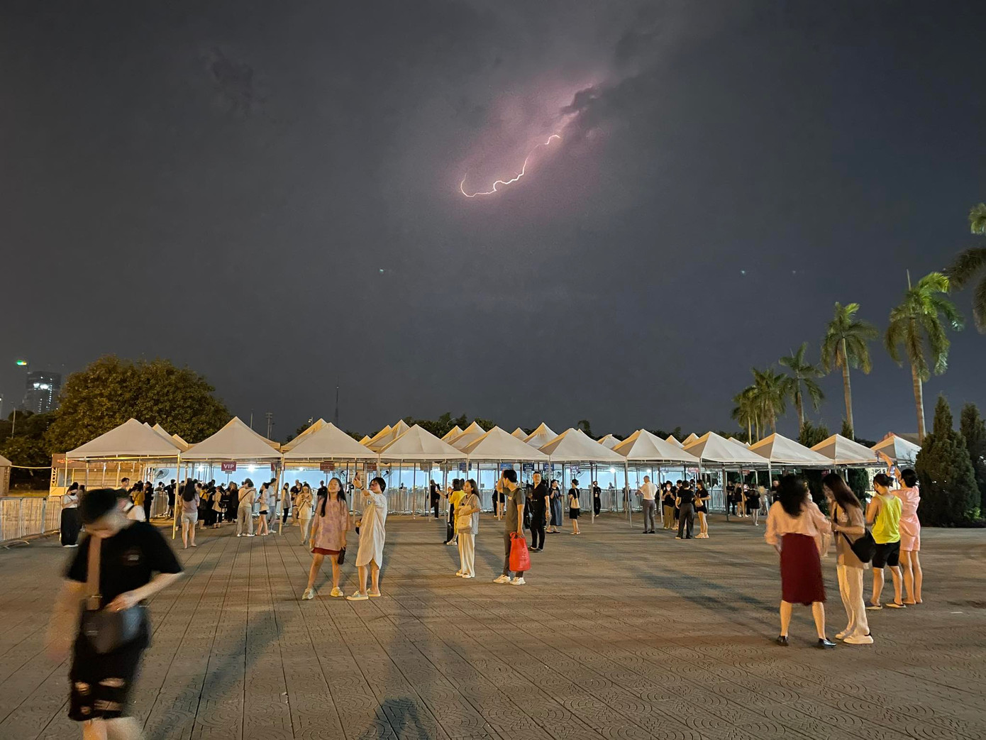 Quầy line thì thưa thớt...