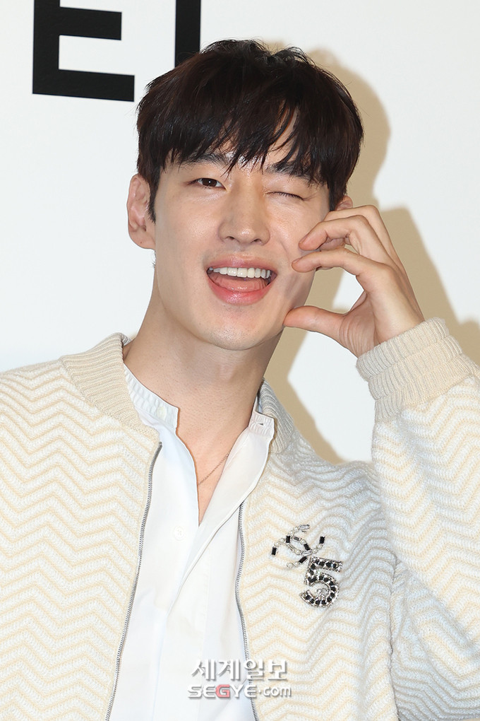 Từ trước đến nay, Lee Je Hoon vốn nổi tiếng là 'mỹ nam' sở hữu nụ cười thiên thần. Từ trước đến nay, Lee Je Hoon vốn nổi tiếng là 'mỹ nam' sở hữu nụ cười thiên thần.
