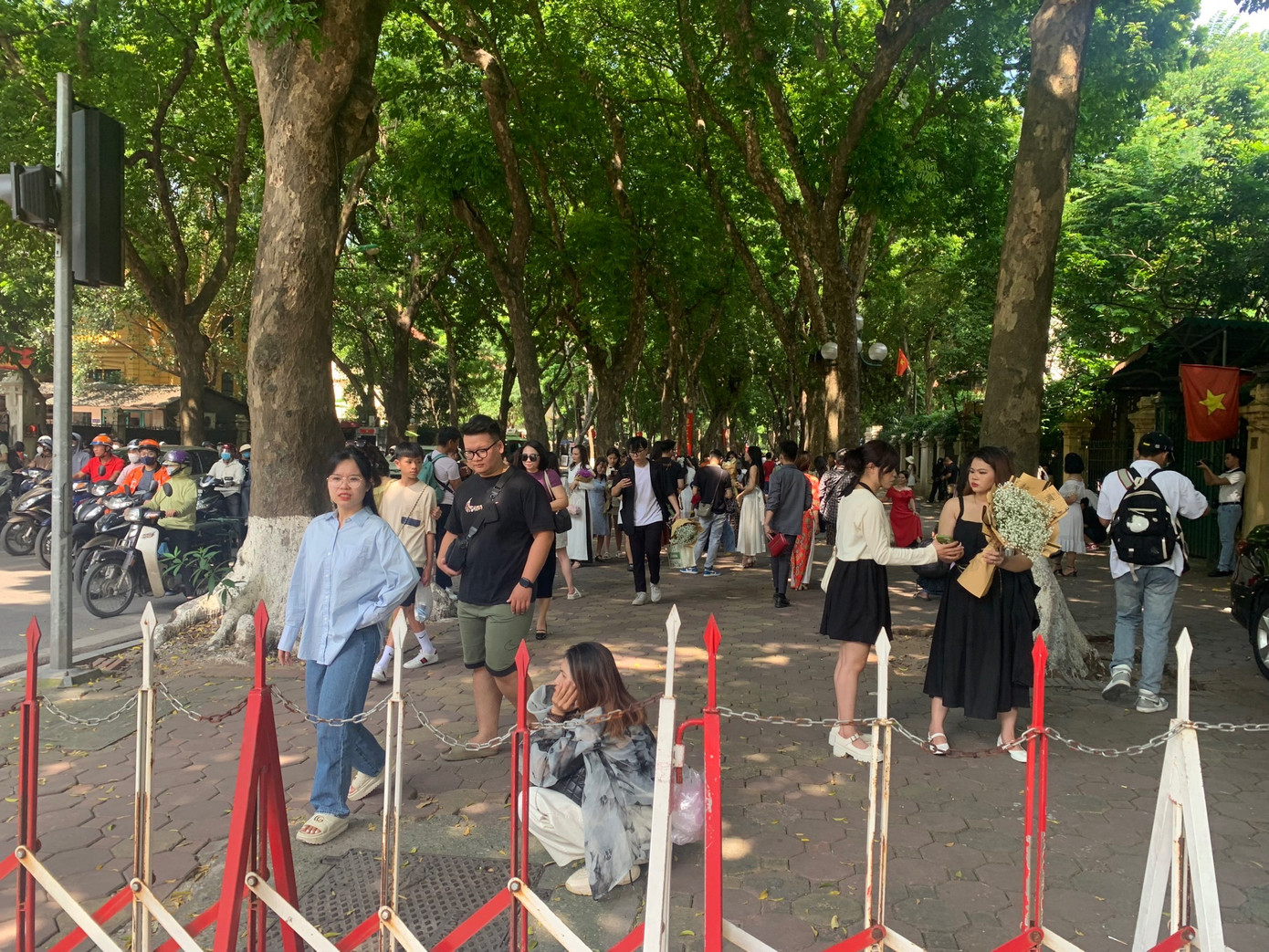 Trái ngược với không khí thể thao sôi nổi ở hai hồ nổi tiếng về check-in ở Hà Nội, thì con đường được mệnh danh đẹp nhất Hà Nội dường như bị quá tải với lượng xe cộ lưu thông và người đến chụp ảnh. (Ảnh: Hoàng Anh)