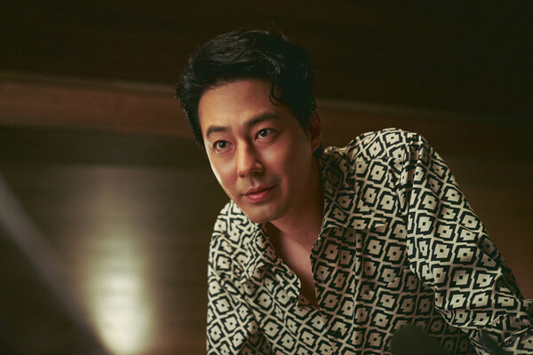 Nhân vật Kwon (trùm buôn lậu kỳ cựu) của Jo In Sung gần giống với một nhân vật phản diện hơn. Anh ta là một kẻ buôn lậu khắp đất nước và không ngần ngại thực hiện hành vi bạo lực. Nhưng nó hấp dẫn, trước hết, ngoại hình nổi bật và thời trang bắt mắt ngay khi xuất hiện chính là điểm nhấn. Jo In Sung đã cho thấy sức hút của sự trưởng thành ở tuổi 42 này của mình qua vai diễn. Nhân vật Kwon (trùm buôn lậu kỳ cựu) của Jo In Sung gần giống với một nhân vật phản diện hơn. Anh ta là một kẻ buôn lậu khắp đất nước và không ngần ngại thực hiện hành vi bạo lực. Nhưng nó hấp dẫn, trước hết, ngoại hình nổi bật và thời trang bắt mắt ngay khi xuất hiện chính là điểm nhấn. Jo In Sung đã cho thấy sức hút của sự trưởng thành ở tuổi 42 này của mình qua vai diễn.