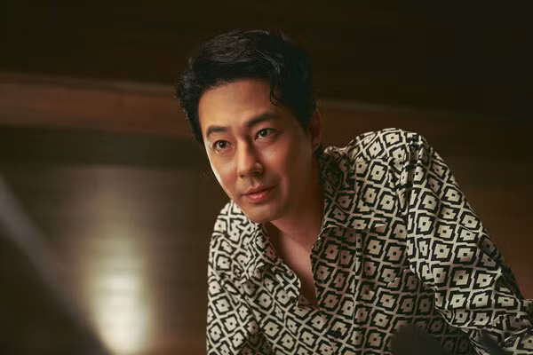 Nhân vật Kwon (trùm buôn lậu kỳ cựu) của Jo In Sung gần giống với một nhân vật phản diện hơn. Anh ta là một kẻ buôn lậu khắp đất nước và không ngần ngại thực hiện hành vi bạo lực. Nhưng nó hấp dẫn, trước hết, ngoại hình nổi bật và thời trang bắt mắt ngay khi xuất hiện chính là điểm nhấn. Jo In Sung đã cho thấy sức hút của sự trưởng thành ở tuổi 42 này của mình qua vai diễn.