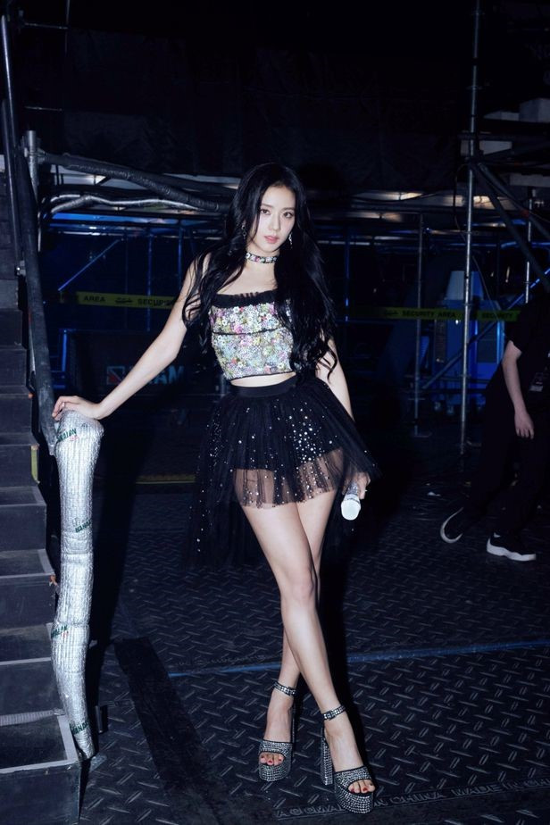 Jisoo diện bộ trang phục mang đậm dấu ấn giám đốc sáng tạo Maria Grazia Chiuri của DIOR trên sân khấu solo vào ngày 17/9. Jisoo diện bộ trang phục mang đậm dấu ấn giám đốc sáng tạo Maria Grazia Chiuri của DIOR trên sân khấu solo vào ngày 17/9.