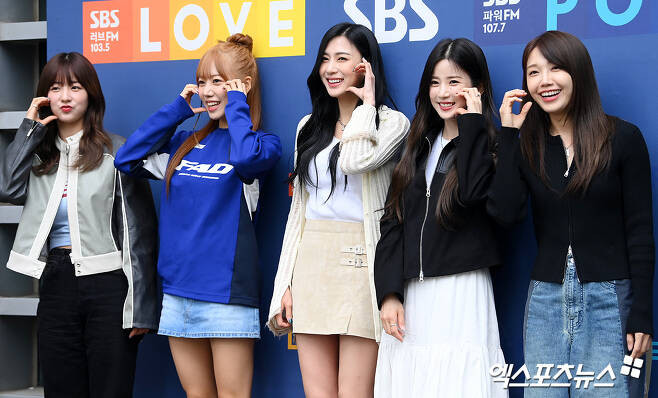 Hong Yoo Kyung ra mắt cùng Apink vào năm 2011 và rời nhóm vào năm 2013 để tập trung vào việc học. Tuy nhiên, cô vẫn duy trì mối quan hệ thân thiết với các đồng đội cũ, bằng chứng là gần đây cô đã chia sẻ những bức ảnh với Jung Eun Ji. Hiện, Hong Yoo Kyung đang là nhà thiết kế thời trang.