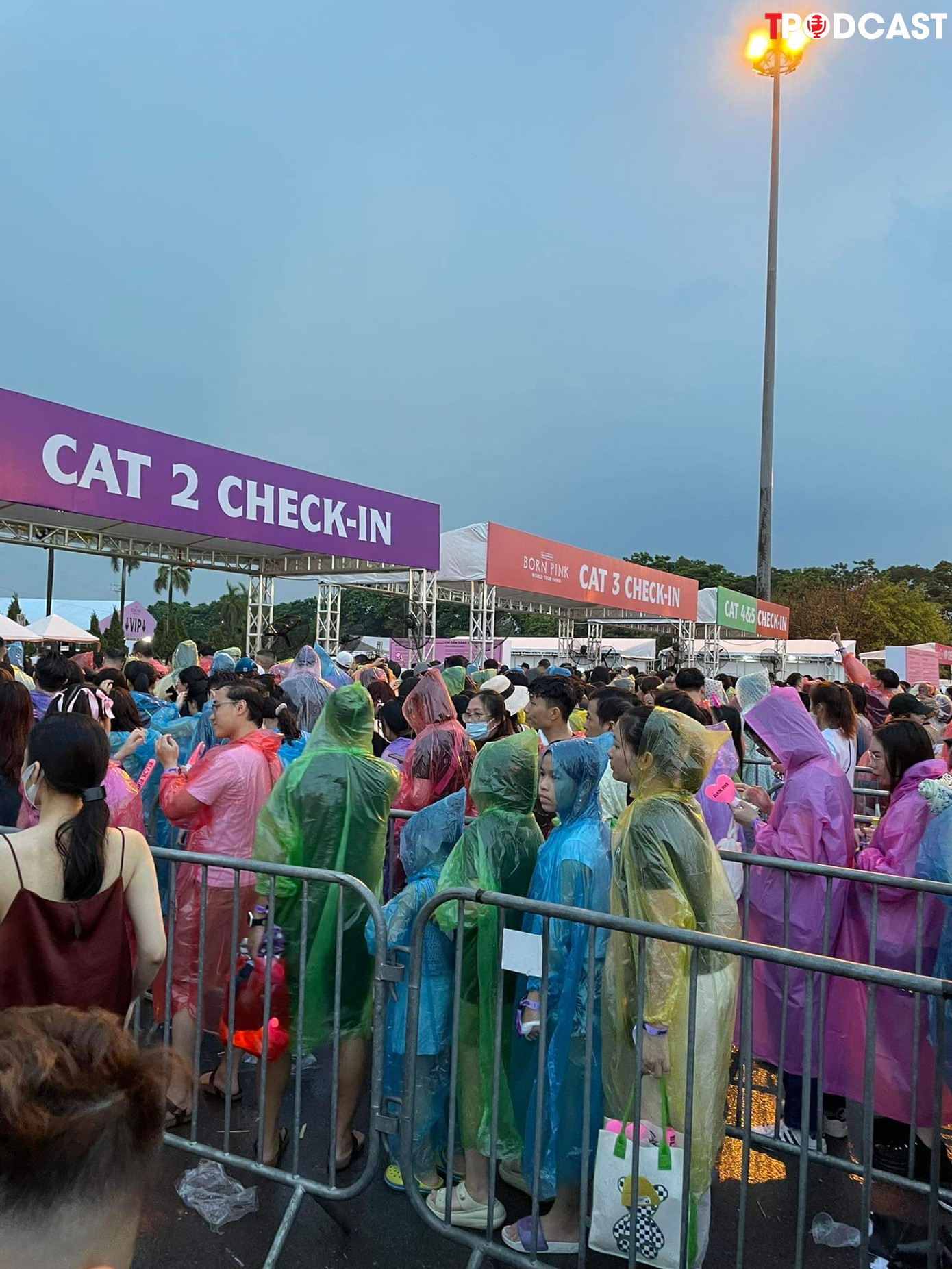 Đoàn người vẫn xếp hàng dài để đến lượt mình vào sân.