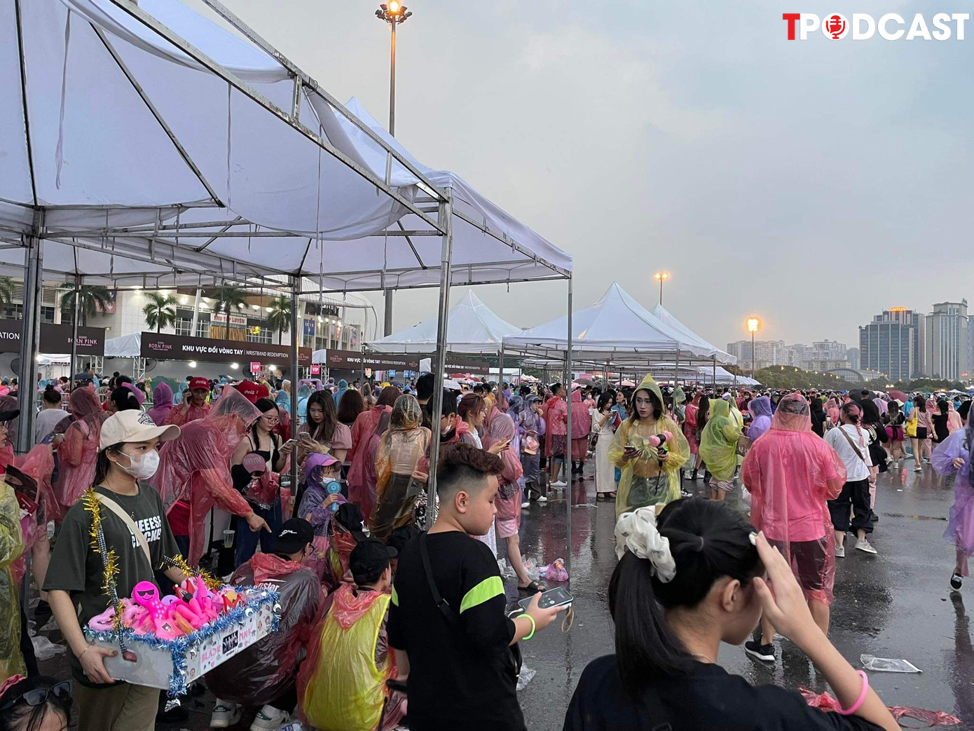 Khu đồ Black Pink vẫn đang &apos;họp chợ&apos; bất kể trời mưa.