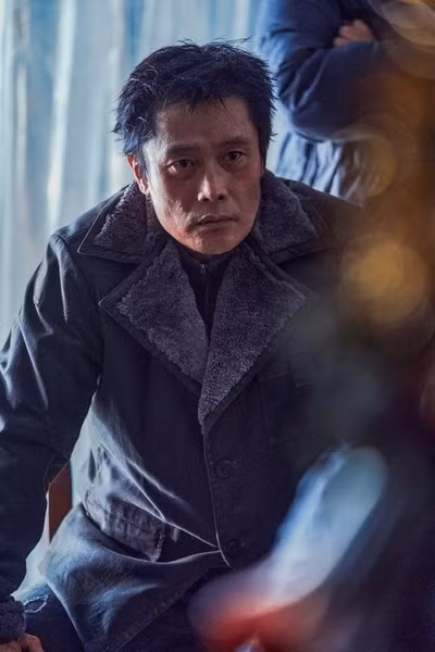 Tài tử 53 tuổi Lee Byung Hun một lần nữa cho khán giả thấy khả năng diễn xuất vượt qua cả giới hạn của bản thân trong Concrete Utopia.Lee Byung Hun đảm nhận vai Yeong Tak, một đại diện cư dân mới, người sẵn sàng chấp nhận mọi rủi ro để bảo vệ căn hộ khỏi người ngoài.
