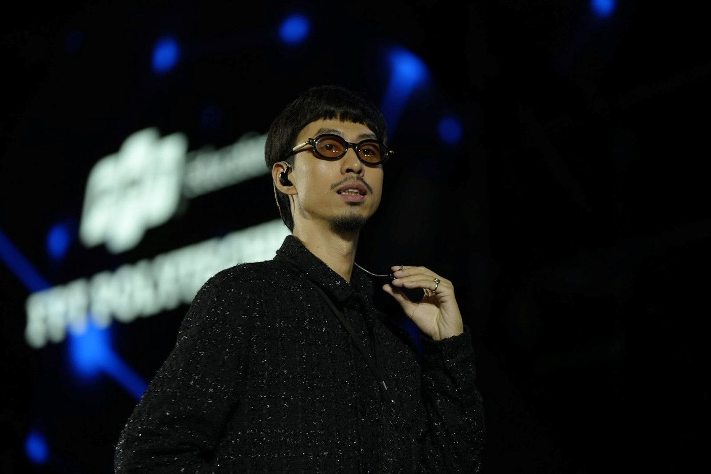 Đen được rất nhiều sinh viên và thầy cô yêu quý. Đen được rất nhiều sinh viên và thầy cô yêu quý.