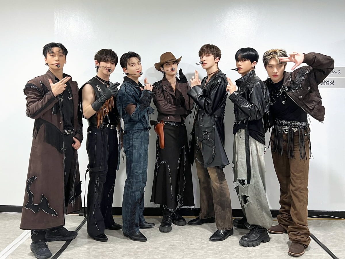 Nhóm ATEEZ được vinh danh Giải thưởng Nghệ sĩ của năm tại THE FACT MUSIC AWARDS (TMA) 2023.