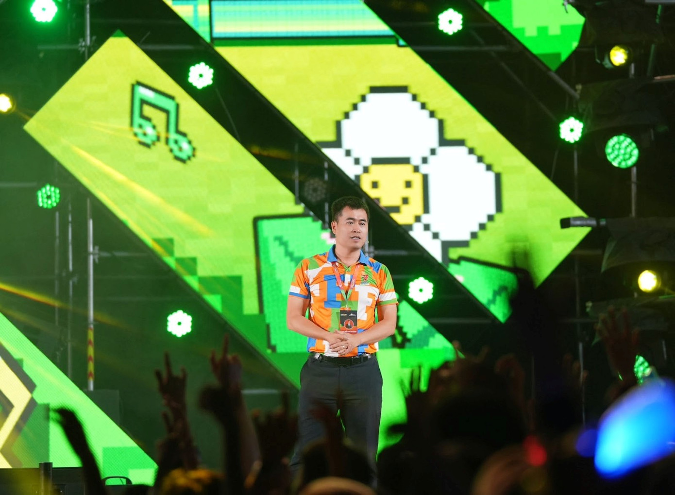 Thầy Vũ Chí Thành - Hiệu trưởng nhà trường xuất hiện trong sự cổ vũ của sinh viên. Thầy Vũ Chí Thành - Hiệu trưởng nhà trường xuất hiện trong sự cổ vũ của sinh viên.