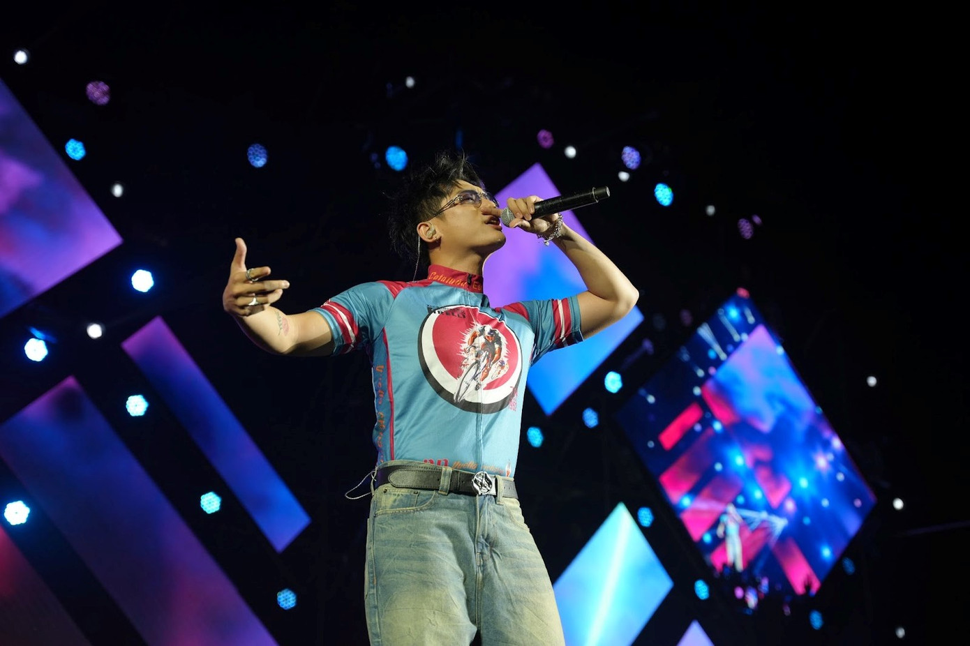 Grey D đầy cá tính trong phần trình diễn của mình. Grey D đầy cá tính trong phần trình diễn của mình.