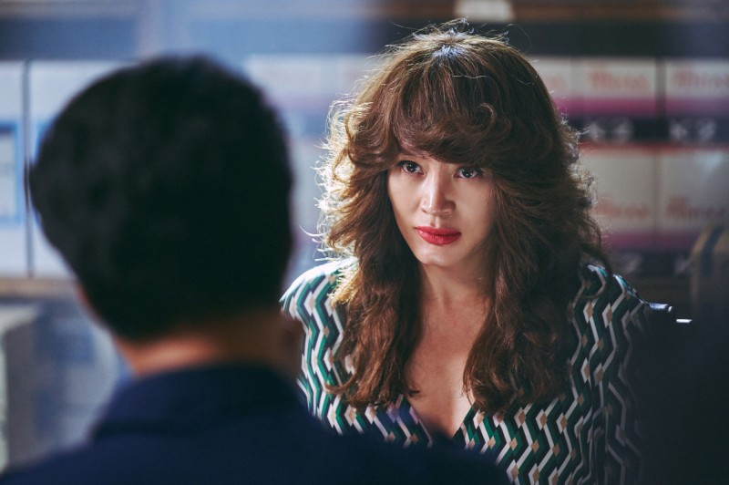 Quả không hổ danh là một trong những nữ diễn viên gạo cội 'nóng bỏng' nhất làng giải trí Hàn Quốc, Kim Hye Soo đánh dấu sự trở lại màn ảnh rộng với việc 'thống trị' bộ phim bằng phong thái diễn xuất khiến cho không chỉ khán giả mà nhiều đồng nghiệp cũng phải kiêng dè, phong cách thời trang, mái tóc mạnh mẽ và sự hiện diện không thể quên một khi đã nhìn thấy. Quả không hổ danh là một trong những nữ diễn viên gạo cội 'nóng bỏng' nhất làng giải trí Hàn Quốc, Kim Hye Soo đánh dấu sự trở lại màn ảnh rộng với việc 'thống trị' bộ phim bằng phong thái diễn xuất khiến cho không chỉ khán giả mà nhiều đồng nghiệp cũng phải kiêng dè, phong cách thời trang, mái tóc mạnh mẽ và sự hiện diện không thể quên một khi đã nhìn thấy.