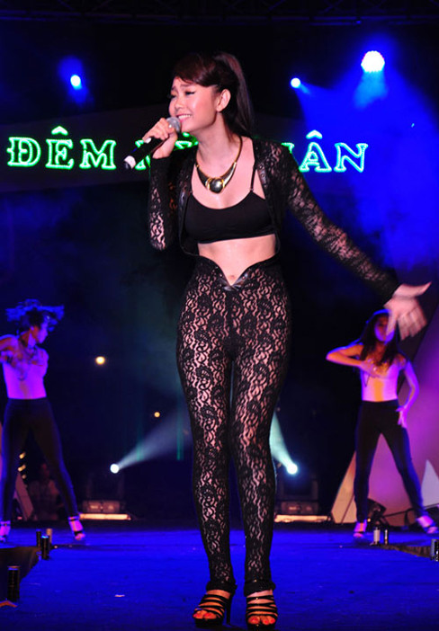 Ca sĩ Minh Hằng diện một chiếc quần ren rất phản cảm khi tham gia một buổi ca nhạc từ thiện. Nữ ca sĩ đã phải nộp phạt 3,5 triệu đồng cho hành động này