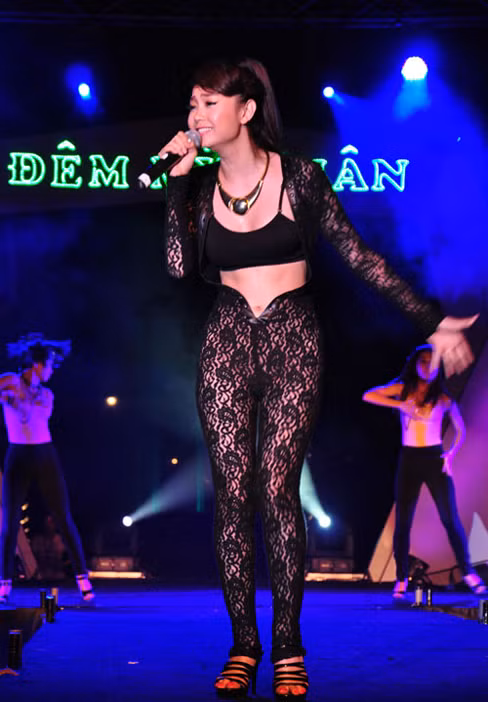 Ca sĩ Minh Hằng diện một chiếc quần ren rất phản cảm khi tham gia một buổi ca nhạc từ thiện. Nữ ca sĩ đã phải nộp phạt 3,5 triệu đồng cho hành động này