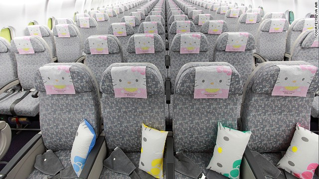 Những chiếc ghế hành khách trên máy bay cũng tràn ngập hình mèo Hello Kitty 