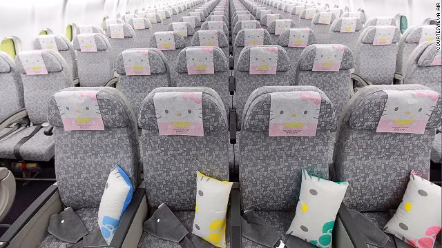Những chiếc ghế hành khách trên máy bay cũng tràn ngập hình mèo Hello Kitty 