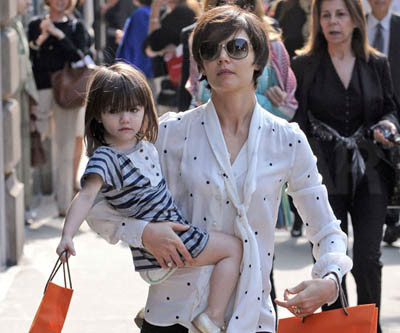 Suri còn là "nhà tư vấn" thời trang "ruột" của mẹ