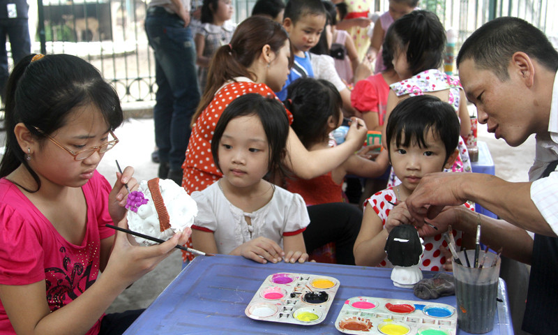 Các bé thoải mái trong các hoạt động vui chơi như tô vẽ tượng