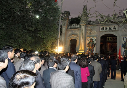 Sau khi làm lễ tại đền Thượng, các đại biểu dâng hương, đặt vòng hoa trước Lăng mộ Tổ và các đền trong khu di tích