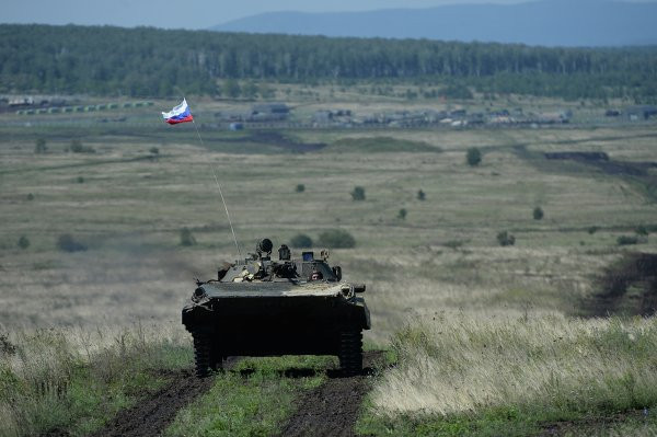 Xe tăng chiến đấu BMP-2 được trang bị khẩu pháo 30mm tham gia cuộc tập trận Sứ mệnh hòa bình 2013 