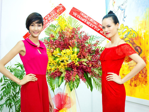 Tuyết Lan và Hoàng Thùy tại buổi lễ ký kết. Tuyết Lan và Hoàng Thùy tại buổi lễ ký kết