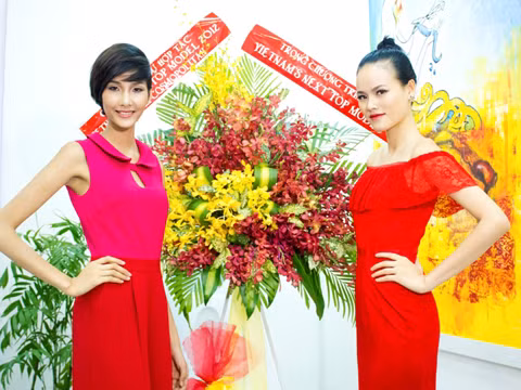 Tuyết Lan và Hoàng Thùy tại buổi lễ ký kết. Tuyết Lan và Hoàng Thùy tại buổi lễ ký kết