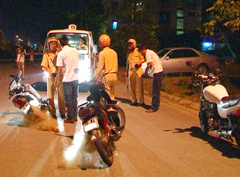 Các phương tiện đua xe trái phép trong đêm Noel vừa qua bị công an dùng bùi nhùi lưới bắt giữ