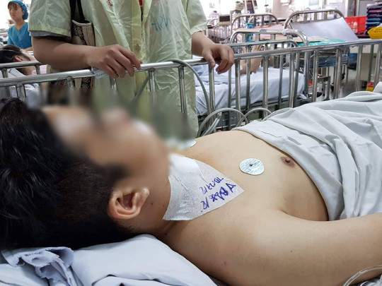 Thiếu niên 13 tuổi đâm 2 bố con chủ nhà khi giật cô hồn ảnh 1