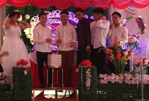 Chú rể Yên Bái dở mếu với 1,4 kg tiền lẻ quà cưới của bạn thân ảnh 1